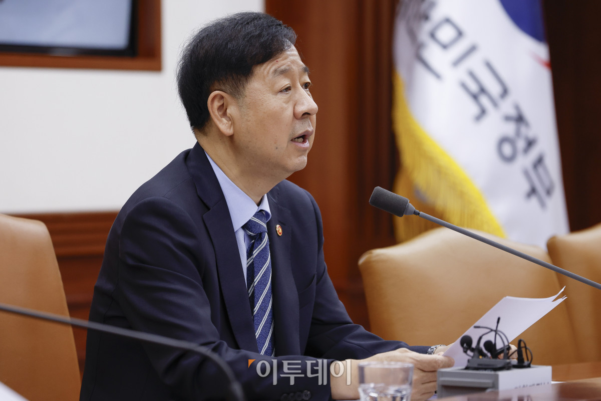 ▲구윤철 경제부총리 겸 기획재정부 장관이 10일 서울 종로구 정부서울청사에서 열린 산업경쟁력강화 관계장관회의에서 모두발언을 하고 있다. 조현호 기자 hyunho@