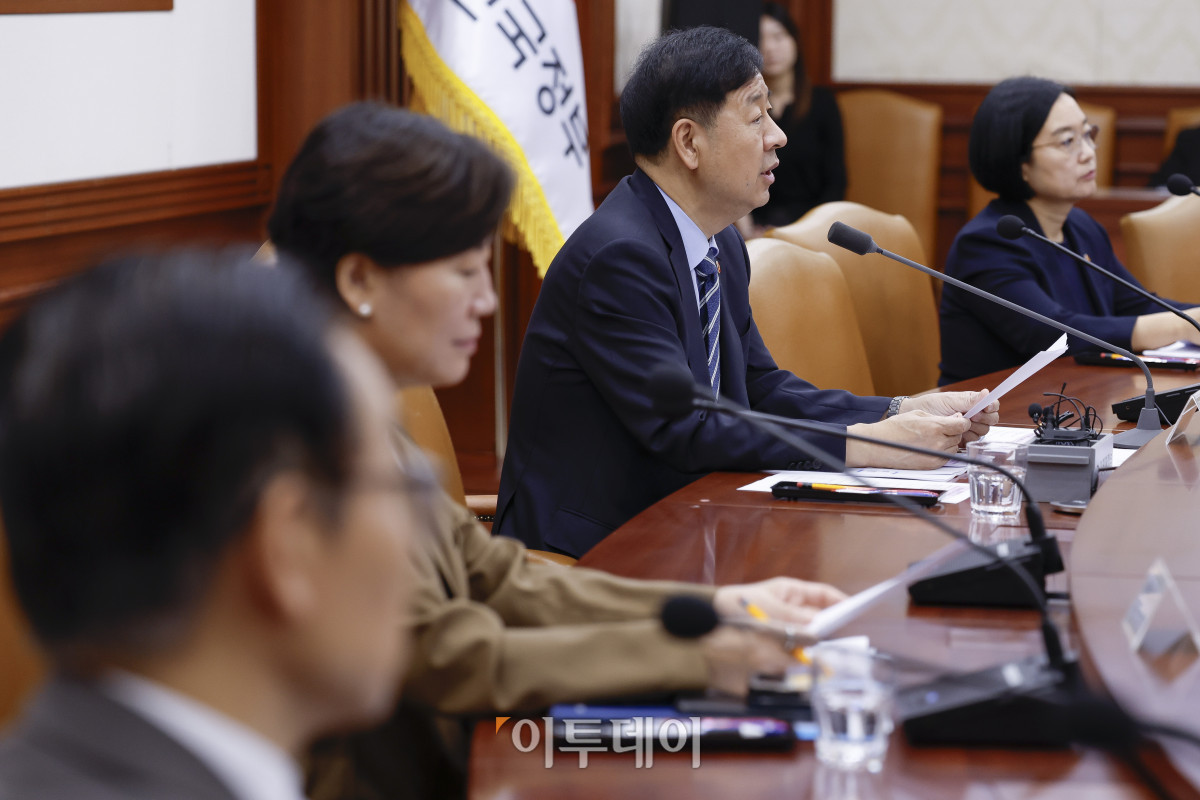 ▲구윤철 경제부총리 겸 기획재정부 장관이 10일 서울 종로구 정부서울청사에서 열린 산업경쟁력강화 관계장관회의에서 모두발언을 하고 있다. 조현호 기자 hyunho@