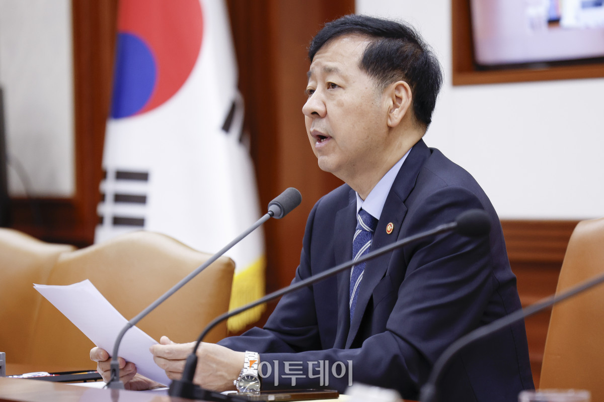 ▲구윤철 경제부총리 겸 기획재정부 장관이 10일 서울 종로구 정부서울청사에서 열린 산업경쟁력강화 관계장관회의에서 모두발언을 하고 있다. 조현호 기자 hyunho@