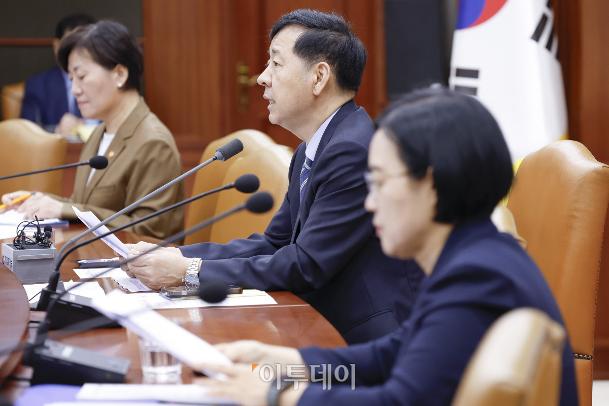 ▲구윤철 경제부총리 겸 기획재정부 장관이 10일 서울 종로구 정부서울청사에서 열린 산업경쟁력강화 관계장관회의에서 모두발언을 하고 있다. 조현호 기자 hyunho@