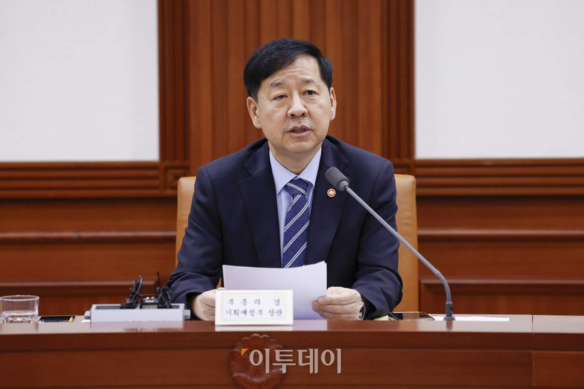 ▲구윤철 경제부총리 겸 기획재정부 장관이 10일 서울 종로구 정부서울청사에서 열린 산업경쟁력강화 관계장관회의에서 모두발언을 하고 있다. 조현호 기자 hyunho@