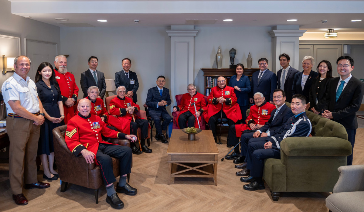 ▲8일(현지시간) 구본상 LIG그룹 회장과 신익현 LIG넥스원 대표를 비롯한 LIG 임직원들이 영국 런던 ‘첼시 왕립보훈병원’을 방문해 한국전 참전용사들에게 감사의 마음을 전한 후 기념사진을 촬영하고 있다. (사진= LIG넥스원)