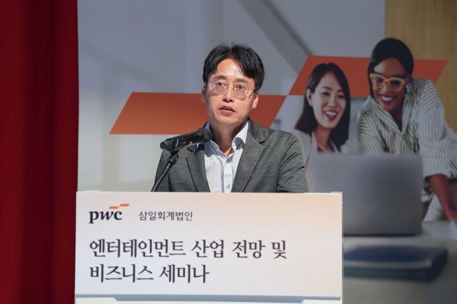 ▲이달 9일 서울 용산구 삼일PwC 본사에서 열린 '엔터테인먼트 산업 전망 및 비즈니스 세미나'에서 이범탁 삼일 PwC E&M 산업 감사부문 파트너가 '글로벌 E&M 전망'을 주제로 발표하고 있다. (제공=삼일PwC)