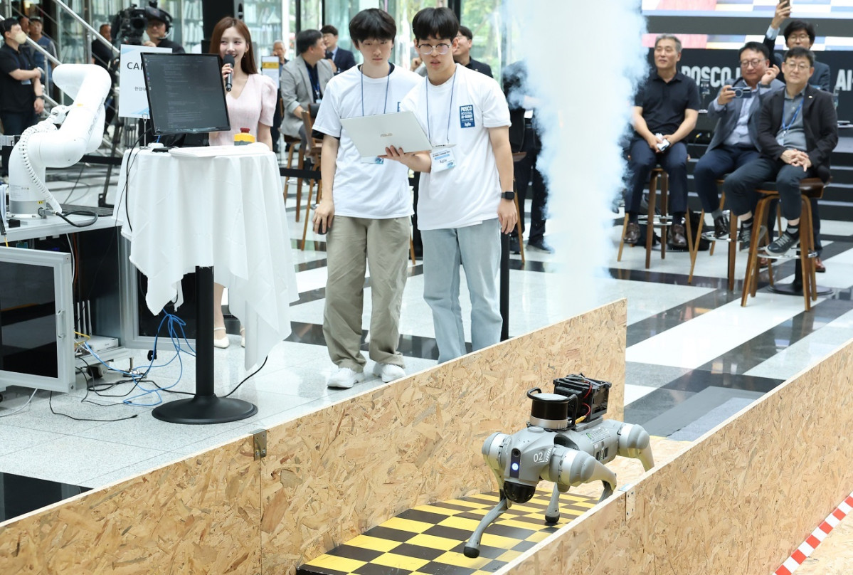 ▲경진대회 참가자들이 4족 로봇 보행 챌린지를 수행하고 있다. (사진제공=포스코홀딩스)