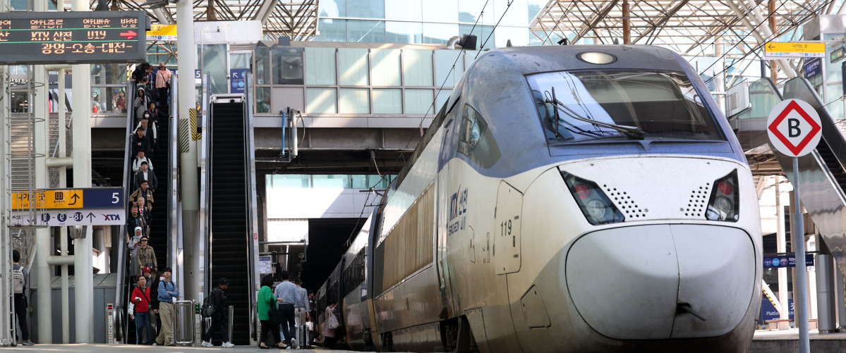 ▲서울역에서 승객들이 KTX에 오르고 있다. (뉴시스)