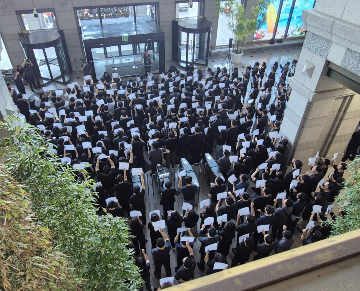 ▲금융감독원 직원들이 9일 이찬진 원장 출근 시간에 맞춰 금융감독체계 개편안에 반대하는 시위를 하고 있다.  (여다정 기자 yeopo@)