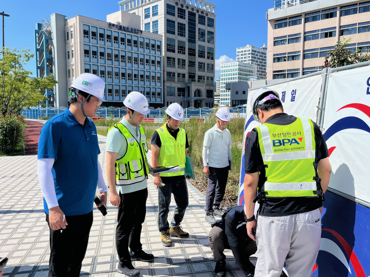 ▲부산항만공사 점검단이 현장의 안전펜스를 확인하고 있다.  (사진제공=부산항만공사 )