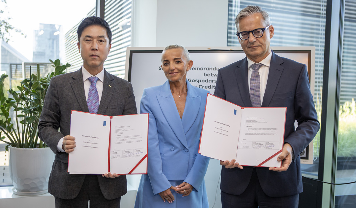 ▲(왼쪽부터)이주영 신용보증기금 전무이사, 마르타 포스투와 BGK 수석부행장, 미라슬로프 체카이 BGK 행장이 폴란드 바르샤바 BGK 본사에서 열린 MOU 체결식에서 기념 촬영을 하고 있다. (사진제공=신용보증기금)