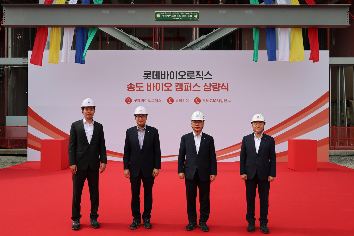 ▲왼쪽부터 신유열 롯데바이오로직스 글로벌전략실장 겸 롯데지주 미래성장실장, 박제임스 롯데바이오로직스 대표이사, 박현철 롯데건설 대표이사 부회장, 김진 롯데건설 CM사업본부 대표가 송도 바이오 캠퍼스 제1공장 상량식에서 기념촬영을 하고 있다. (사진제공=롯데바이오로직스)