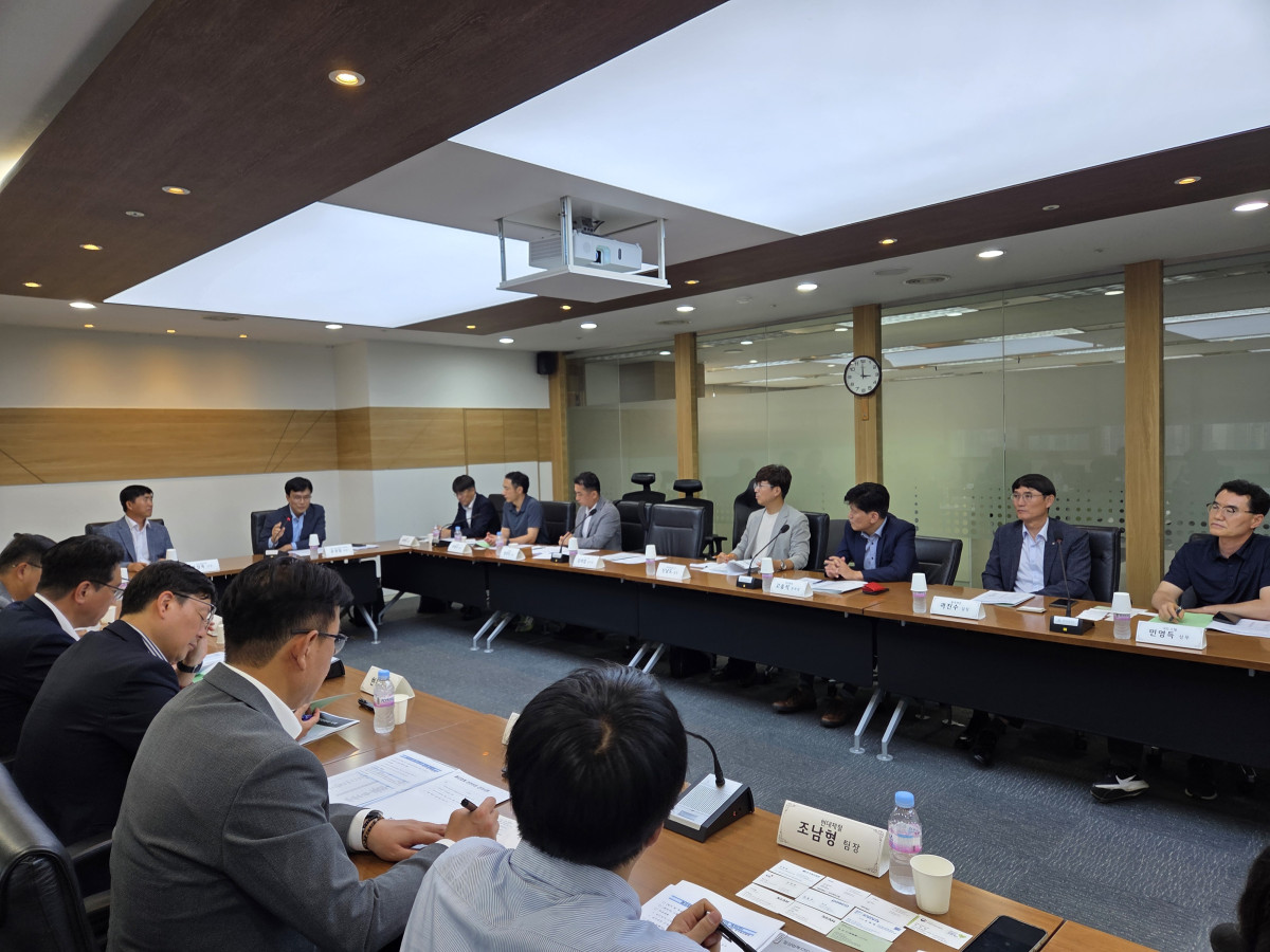 ▲한국철강협회가 9일 고용노동부와 포스코·현대제철·동국제강·세아베스틸·KG스틸 등 회원사 11개사의 최고안전책임자(CSO)가 참석한 안전보건 간담회를 개최했다. (사진제공=한국철강협회)