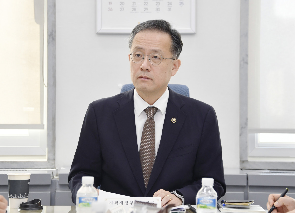 ▲이형일 기획재정부 차관이 9월 10일 오전 서울 영등포구 국회의사당에서 열린 '2025년 9월 일자리 전담반 회의'를 주재하고 있다. (기획재정부)