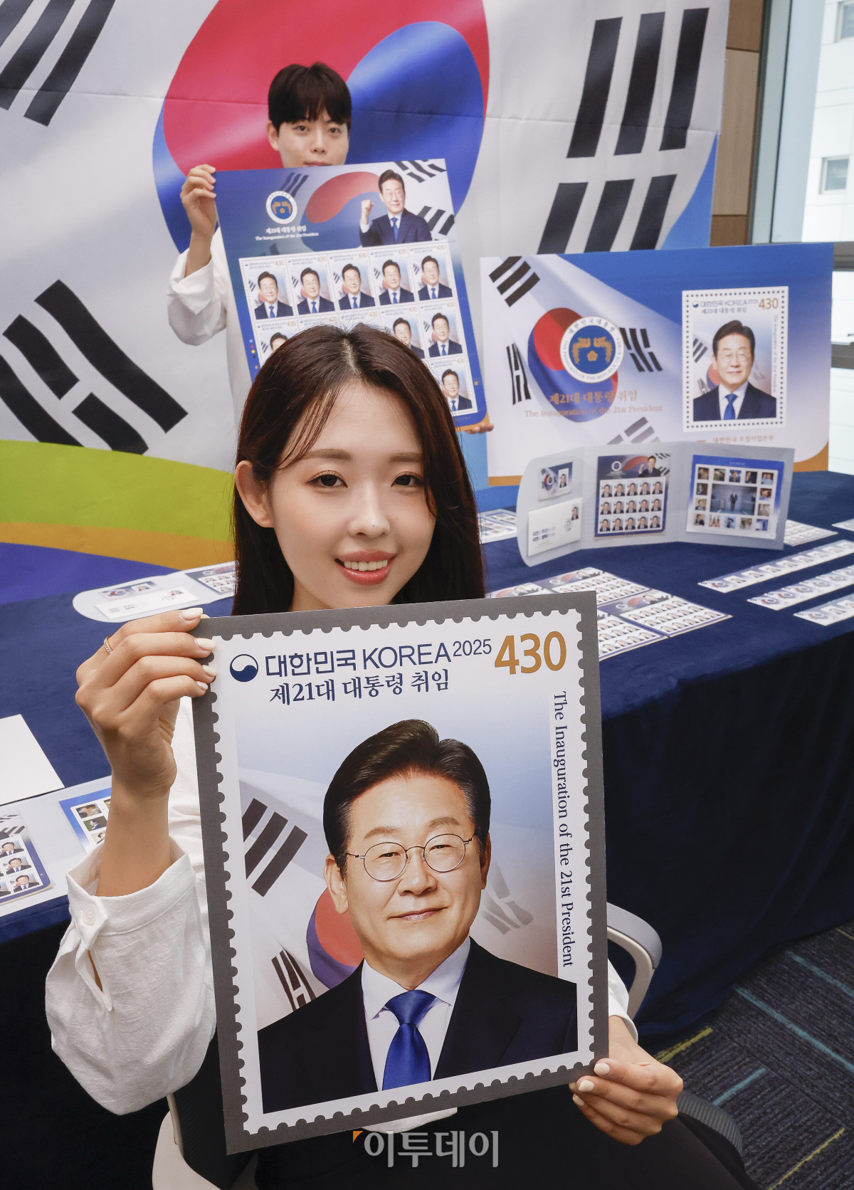 ▲10일 서울 영등포구 여의도우체국 포스트타워에서 모델들이 제21대 대통령 취임 100일 기념우표를 소개하고 있다. 과학기술정보통신부 우정사업본부는 11일 이재명 대통령의 취임 100일을 맞아 국민이 주인인 나라, 국민이 행복한 나라를 염원하는 제21대 대통령 취임 기념우표를 발행한다. 이번에 발행되는 기념우표는 전지 22만 장(낱장 328만 장), 소형시트 45만 장, 기념우표첩 5만 부다. 우표와 소형시트의 가격은 430원, 기념 우표첩은 2만7000원이다. 기념우표는 11일부터 전국 총괄우체국과 인터넷우체국 등에서 구매할 수 있다. 조현호 기자 hyunho@