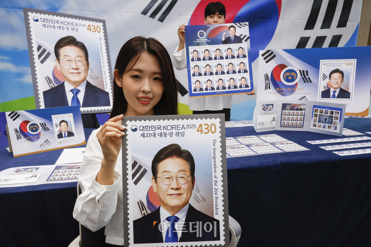 ▲10일 서울 영등포구 여의도우체국 포스트타워에서 모델들이 제21대 대통령 취임 100일 기념우표를 소개하고 있다. 과학기술정보통신부 우정사업본부는 11일 이재명 대통령의 취임 100일을 맞아 국민이 주인인 나라, 국민이 행복한 나라를 염원하는 제21대 대통령 취임 기념우표를 발행한다. 이번에 발행되는 기념우표는 전지 22만 장(낱장 328만 장), 소형시트 45만 장, 기념우표첩 5만 부다. 우표와 소형시트의 가격은 430원, 기념 우표첩은 2만7000원이다. 기념우표는 11일부터 전국 총괄우체국과 인터넷우체국 등에서 구매할 수 있다. 조현호 기자 hyunho@