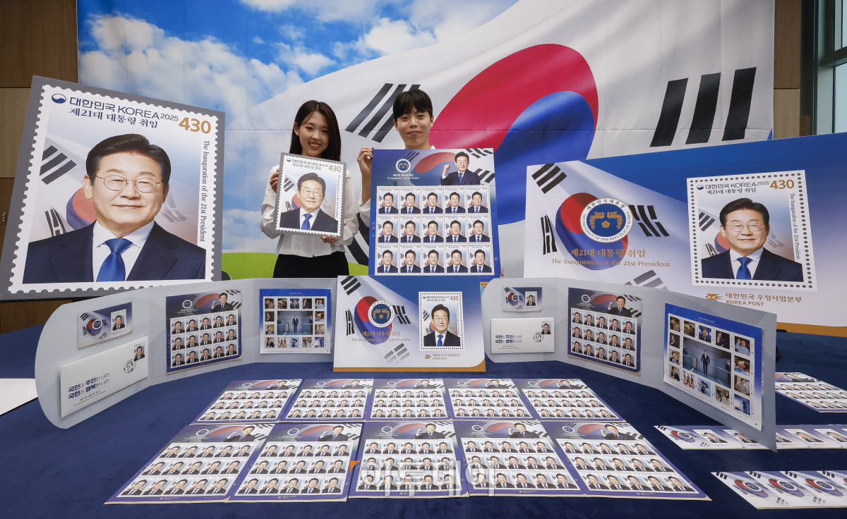 ▲10일 서울 영등포구 여의도우체국 포스트타워에서 모델들이 제21대 대통령 취임 100일 기념우표를 소개하고 있다. 과학기술정보통신부 우정사업본부는 11일 이재명 대통령의 취임 100일을 맞아 국민이 주인인 나라, 국민이 행복한 나라를 염원하는 제21대 대통령 취임 기념우표를 발행한다. 이번에 발행되는 기념우표는 전지 22만 장(낱장 328만 장), 소형시트 45만 장, 기념우표첩 5만 부다. 우표와 소형시트의 가격은 430원, 기념 우표첩은 2만7000원이다. 기념우표는 11일부터 전국 총괄우체국과 인터넷우체국 등에서 구매할 수 있다. 조현호 기자 hyunho@
