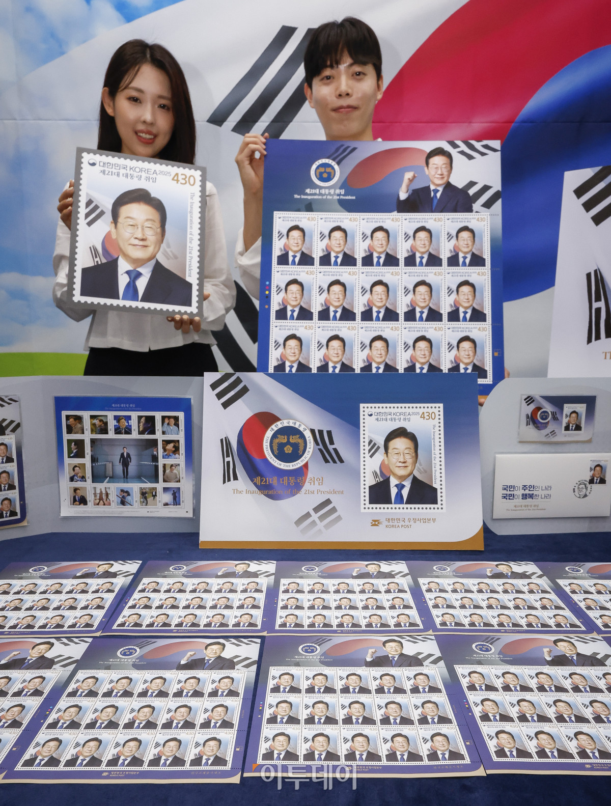 ▲10일 서울 영등포구 여의도우체국 포스트타워에서 모델들이 제21대 대통령 취임 100일 기념우표를 소개하고 있다. 과학기술정보통신부 우정사업본부는 11일 이재명 대통령의 취임 100일을 맞아 국민이 주인인 나라, 국민이 행복한 나라를 염원하는 제21대 대통령 취임 기념우표를 발행한다. 이번에 발행되는 기념우표는 전지 22만 장(낱장 328만 장), 소형시트 45만 장, 기념우표첩 5만 부다. 우표와 소형시트의 가격은 430원, 기념 우표첩은 2만7000원이다. 기념우표는 11일부터 전국 총괄우체국과 인터넷우체국 등에서 구매할 수 있다. 조현호 기자 hyunho@