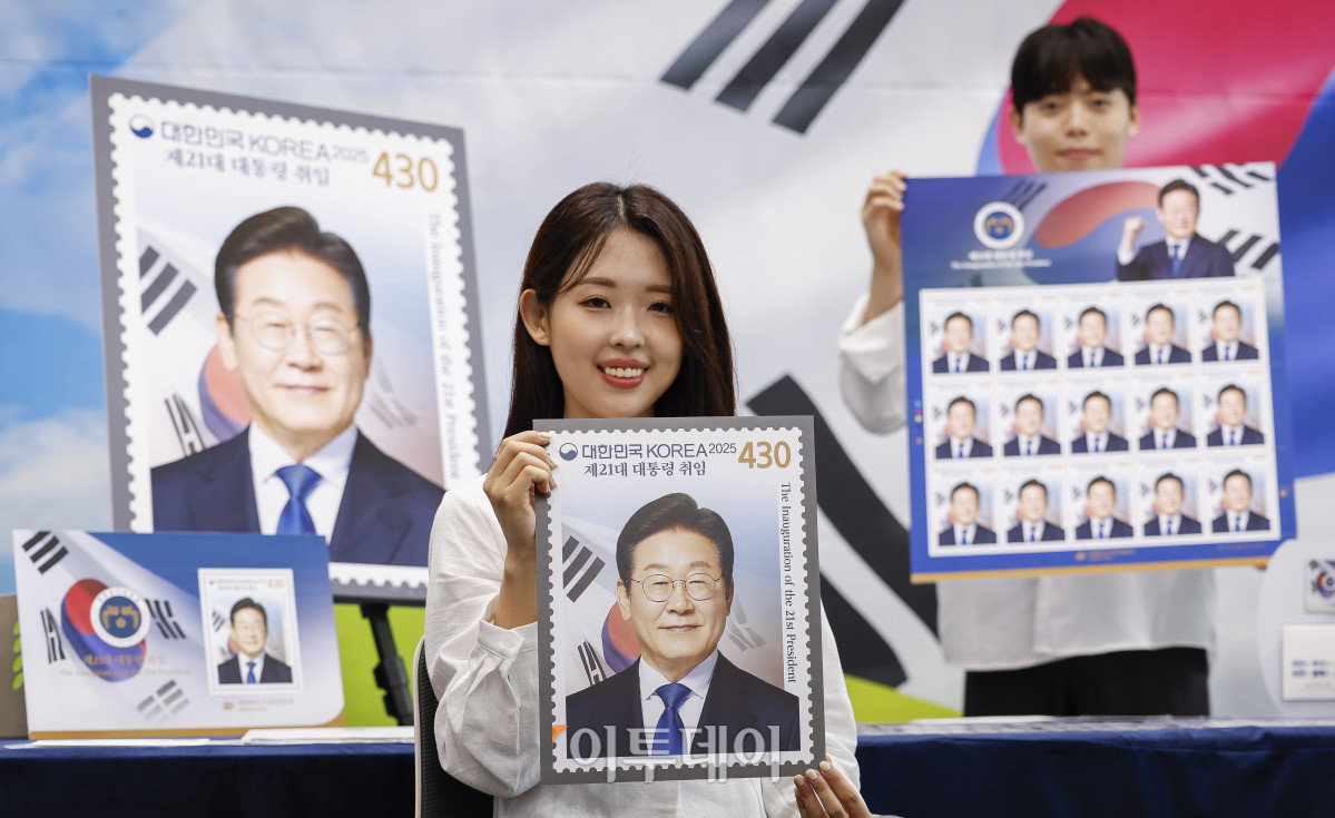 ▲10일 서울 영등포구 여의도우체국 포스트타워에서 모델들이 제21대 대통령 취임 100일 기념우표를 소개하고 있다. 과학기술정보통신부 우정사업본부는 11일 이재명 대통령의 취임 100일을 맞아 국민이 주인인 나라, 국민이 행복한 나라를 염원하는 제21대 대통령 취임 기념우표를 발행한다. 이번에 발행되는 기념우표는 전지 22만 장(낱장 328만 장), 소형시트 45만 장, 기념우표첩 5만 부다. 우표와 소형시트의 가격은 430원, 기념 우표첩은 2만7000원이다. 기념우표는 11일부터 전국 총괄우체국과 인터넷우체국 등에서 구매할 수 있다. 조현호 기자 hyunho@