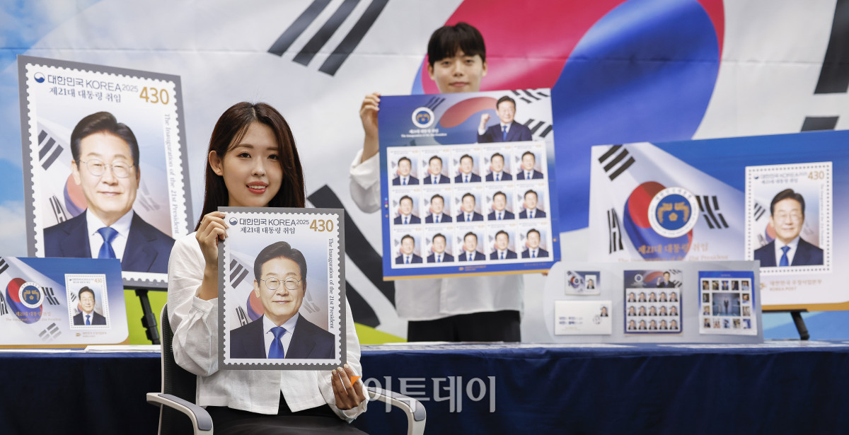 ▲10일 서울 영등포구 여의도우체국 포스트타워에서 모델들이 제21대 대통령 취임 100일 기념우표를 소개하고 있다. 과학기술정보통신부 우정사업본부는 11일 이재명 대통령의 취임 100일을 맞아 국민이 주인인 나라, 국민이 행복한 나라를 염원하는 제21대 대통령 취임 기념우표를 발행한다. 이번에 발행되는 기념우표는 전지 22만 장(낱장 328만 장), 소형시트 45만 장, 기념우표첩 5만 부다. 우표와 소형시트의 가격은 430원, 기념 우표첩은 2만7000원이다. 기념우표는 11일부터 전국 총괄우체국과 인터넷우체국 등에서 구매할 수 있다. 조현호 기자 hyunho@