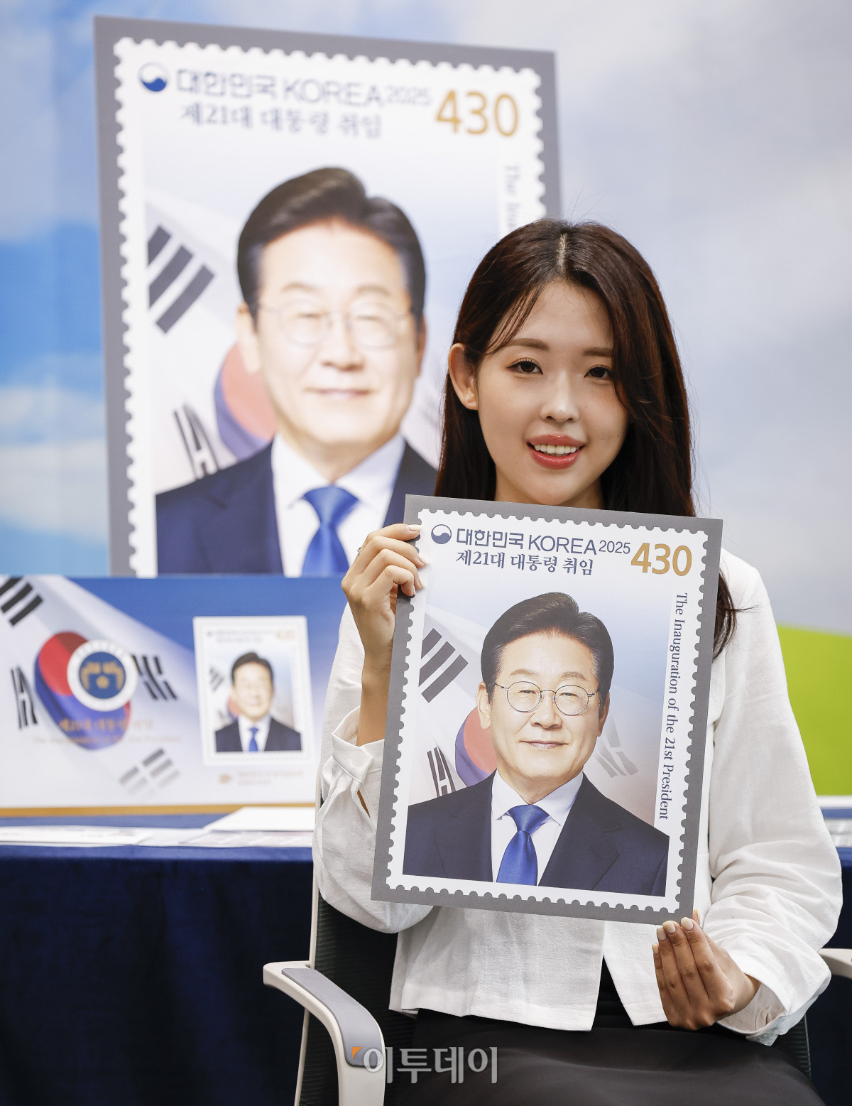 ▲10일 서울 영등포구 여의도우체국 포스트타워에서 모델들이 제21대 대통령 취임 100일 기념우표를 소개하고 있다. 과학기술정보통신부 우정사업본부는 11일 이재명 대통령의 취임 100일을 맞아 국민이 주인인 나라, 국민이 행복한 나라를 염원하는 제21대 대통령 취임 기념우표를 발행한다. 이번에 발행되는 기념우표는 전지 22만 장(낱장 328만 장), 소형시트 45만 장, 기념우표첩 5만 부다. 우표와 소형시트의 가격은 430원, 기념 우표첩은 2만7000원이다. 기념우표는 11일부터 전국 총괄우체국과 인터넷우체국 등에서 구매할 수 있다. 조현호 기자 hyunho@