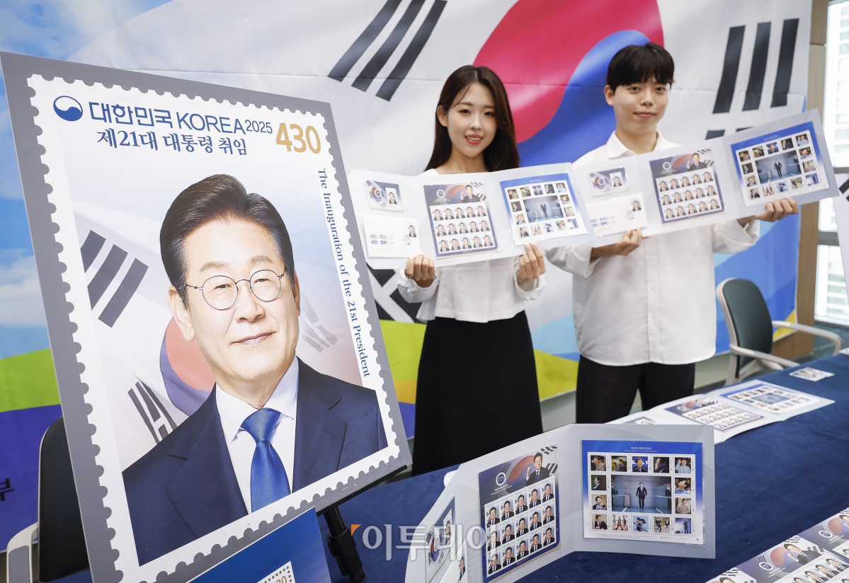 ▲10일 서울 영등포구 여의도우체국 포스트타워에서 모델들이 제21대 대통령 취임 100일 기념우표를 소개하고 있다. 과학기술정보통신부 우정사업본부는 11일 이재명 대통령의 취임 100일을 맞아 국민이 주인인 나라, 국민이 행복한 나라를 염원하는 제21대 대통령 취임 기념우표를 발행한다. 이번에 발행되는 기념우표는 전지 22만 장(낱장 328만 장), 소형시트 45만 장, 기념우표첩 5만 부다. 우표와 소형시트의 가격은 430원, 기념 우표첩은 2만7000원이다. 기념우표는 11일부터 전국 총괄우체국과 인터넷우체국 등에서 구매할 수 있다. 조현호 기자 hyunho@