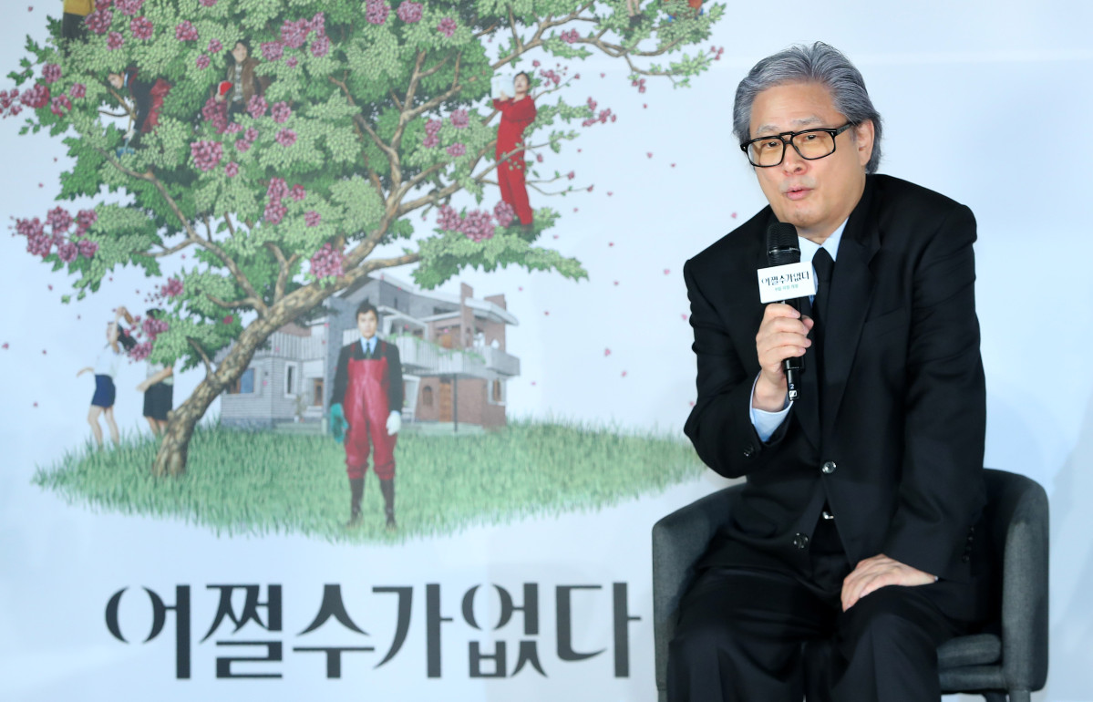 ▲박찬욱 감독이 지난달 19일 오전 서울 용산구 CGV아이파크몰점에서 열린 영화 ‘어쩔수가없다‘ 제작보고회에서 인사말을 하고 있다. (뉴시스)