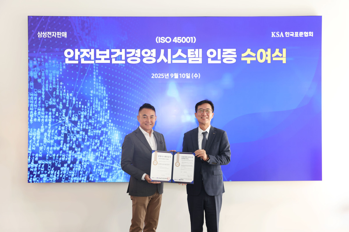 ▲삼성전자판매가 10일 서울 강남구 삼성스토어 대치에서 안전보건경영시스템 국제표준 'ISO 45001' 인증 수여식을 진행했다. 전병준 삼성전자판매 대표이사와 문동민 한국표준협회 회장 (사진제공-삼성전자)