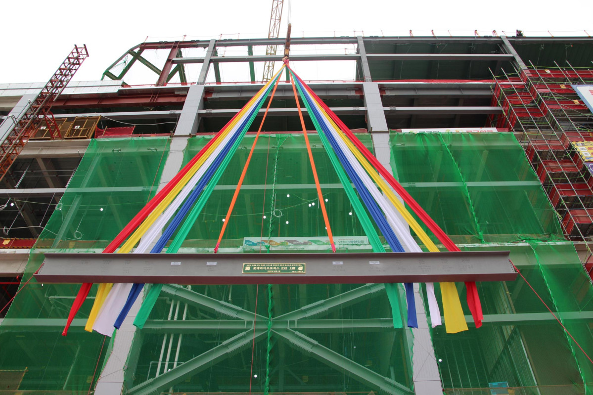 ▲롯데건설이 롯데바이오로직스 송도 바이오캠퍼스-제1공장-상량식을 진행하고 있다. (사진제공=롯데건설)