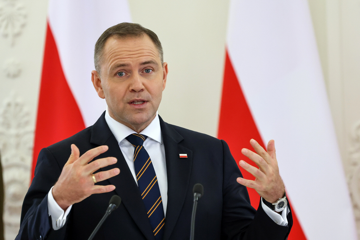 ▲카롤 나브로츠키 폴란드 대통령이 8일(현지시간) 리투아니아 빌뉴스에서 회담을 끝내고 기자회견을 하고 있다. 빌뉴스(리투아니아)/EPA연합뉴스