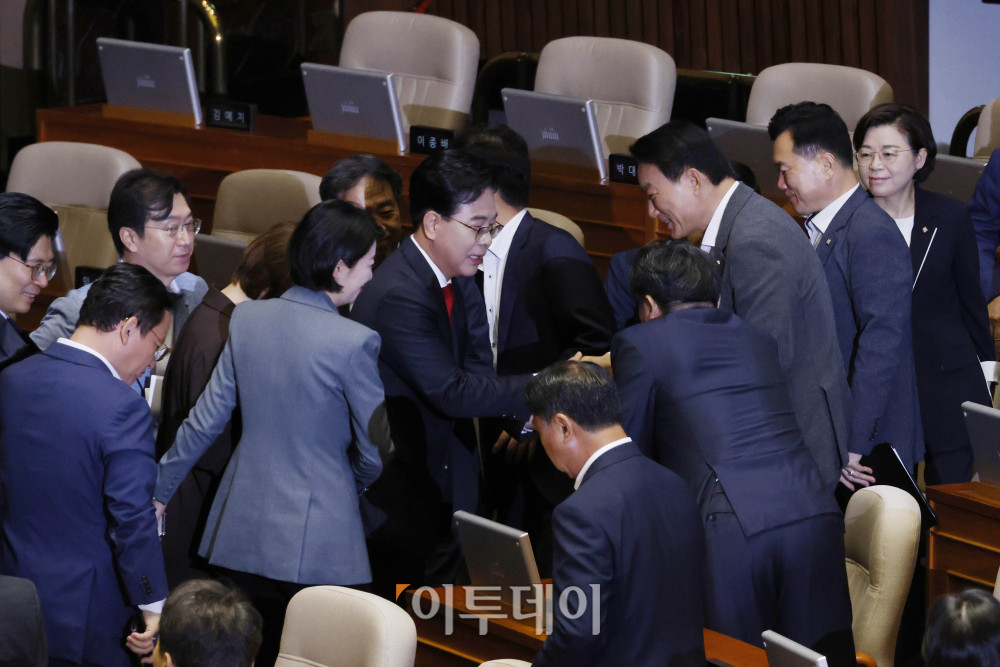 ▲송언석 국민의힘 원내대표가 10일 서울 여의도 국회 본회의에서 교섭단체 대표 연설을 마치고 의원들과 인사하고 있다. 고이란 기자 photoeran@