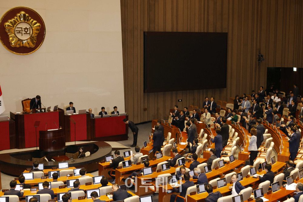 ▲송언석 국민의힘 원내대표가 10일 서울 여의도 국회 본회의에서 교섭단체 대표 연설을 마치고 우원식 국회의장에게 인사하는 가운데 국민의힘 의원들이 박수를 치고 있다. 고이란 기자 photoeran@