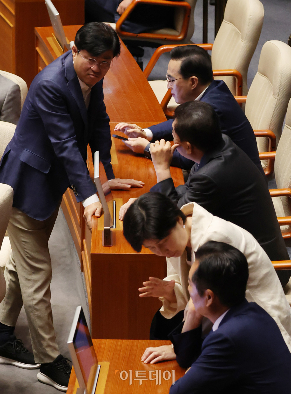 ▲정청래 더불어민주당 대표와 김병기 원내대표가 10일 서울 여의도 국회 본회의에서 의원들과 대화하고 있다. 고이란 기자 photoeran@