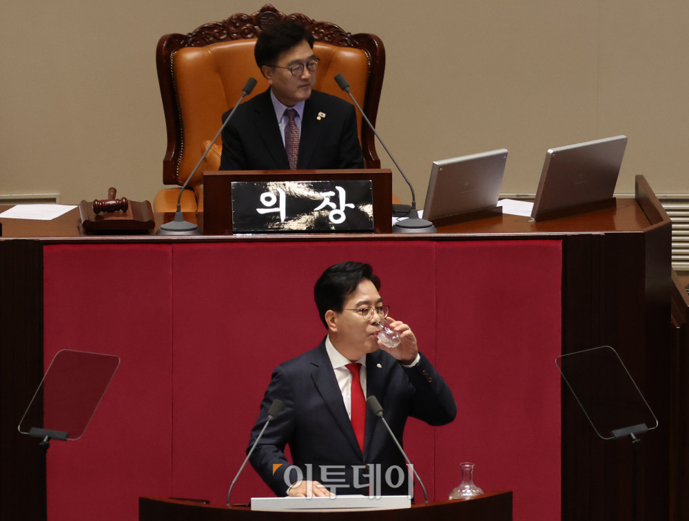 ▲송언석 국민의힘 원내대표가 10일 서울 여의도 국회 본회의에서 교섭단체 대표 연설 중 물을 마시고 있다. 고이란 기자 photoeran@