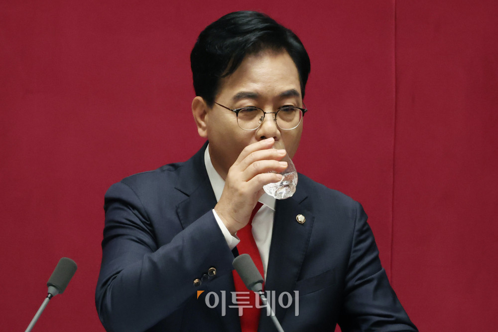 ▲송언석 국민의힘 원내대표가 10일 서울 여의도 국회 본회의에서 교섭단체 대표 연설 중 물을 마시고 있다. 고이란 기자 photoeran@