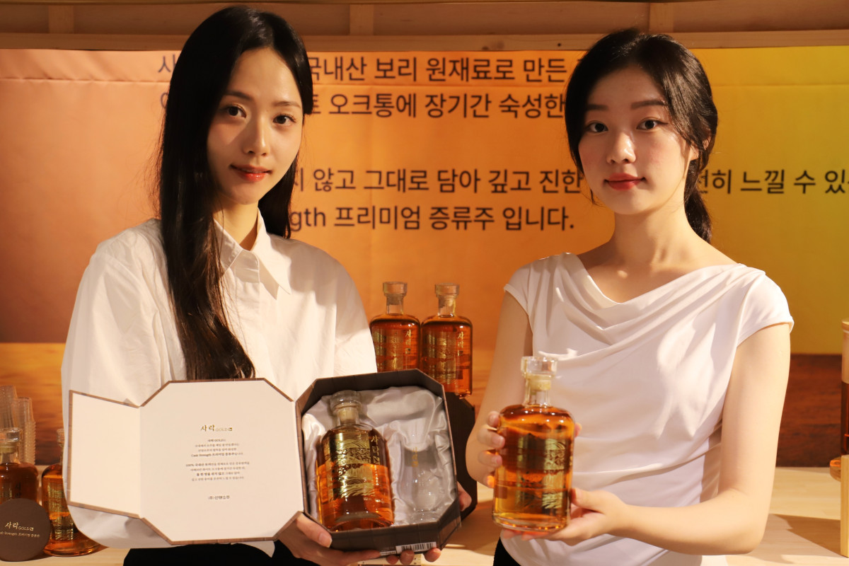 ▲서울 송파구 롯데백화점 잠실점 지하 1층 팝업스토어에서 모델들이 프리미엄 증류주 '사락GOLD'를 홍보하고 있다. 이번 팝업스토어에서는 사락GOLD 단품과 출시 기념 한정판 1본입 기획패키지를 구매할 수 있다. (사진제공=롯데쇼핑)