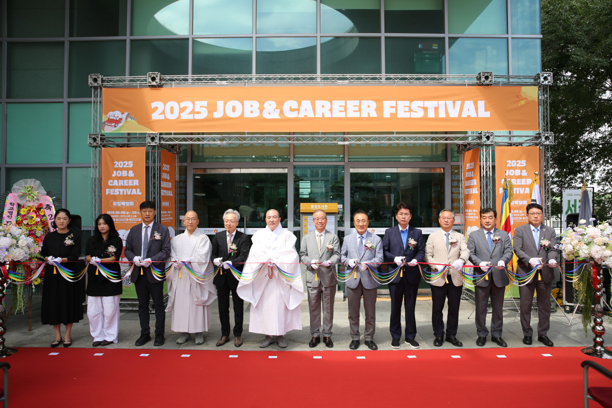 ▲8일 진행된 취업박람회 개막식에서 참석자들이 기념촬영을 하고 있다. (왼쪽부터)이수예 학생처장, 백소윤 총학생회장, 지정학 법인 사무처장, 정각원장 제정스님, 최진식 ㈜SIMPAC 대표이사, 학교법인 동국대학교 이사장 돈관스님, 윤재웅 동국대 총장, 문선배 총동창회장, 정영식 기획부총장, 김용현 교무부총장, 강규영 연구부총장, 성정석 BMC부총장. (사진=동국대)