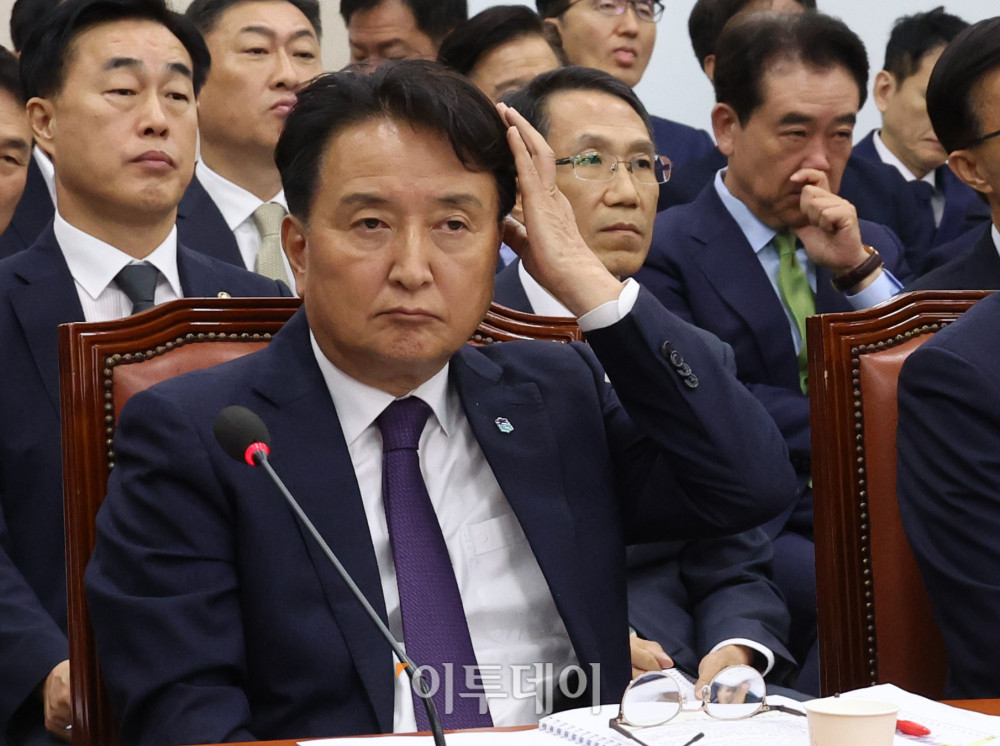 ▲김영환 충북도지사가 10일 서울 여의도 국회 행정안전위원회에서 열린 오송참사 국정조사 기관보고에 참석하고 있다. 고이란 기자 photoeran@