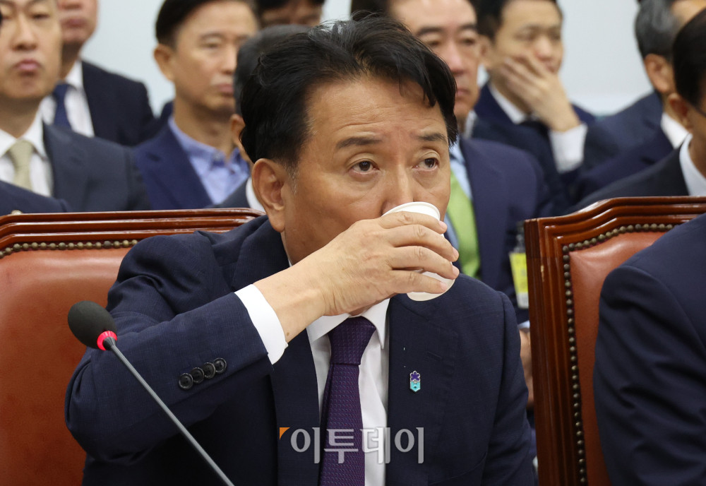 ▲김영환 충북도지사가 10일 서울 여의도 국회 행정안전위원회에서 열린 오송참사 국정조사 기관보고에서 물을 마시고 있다. 고이란 기자 photoeran@