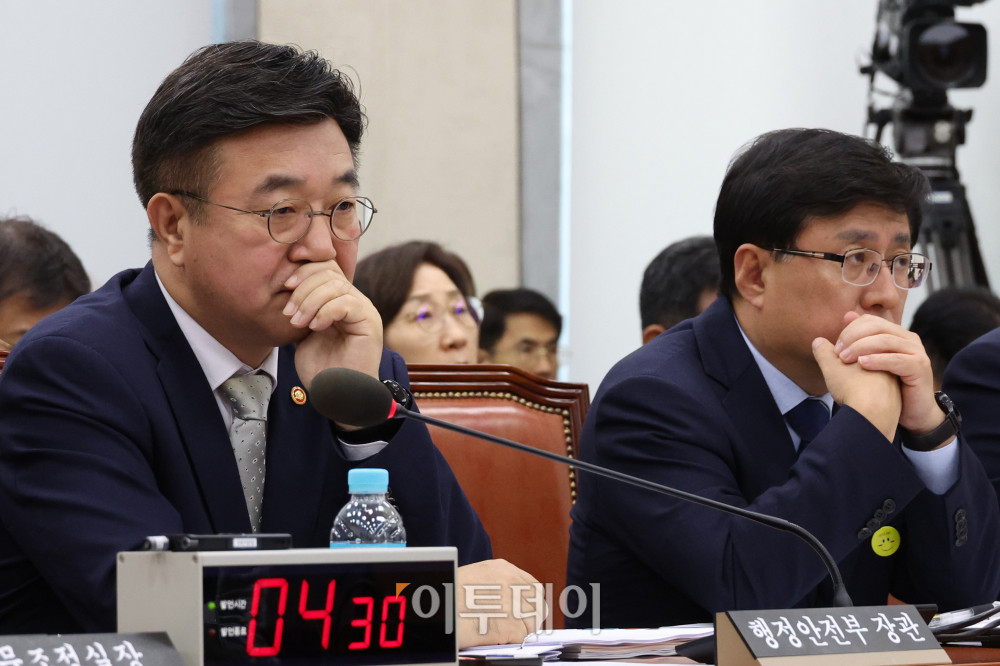 ▲윤호중(왼쪽) 행정안전부 장관, 김성환 환경부 장관이 10일 서울 여의도 국회 행정안전위원회에서 열린 오송참사 국정조사 기관보고에 참석하고 있다. 고이란 기자 photoeran@
