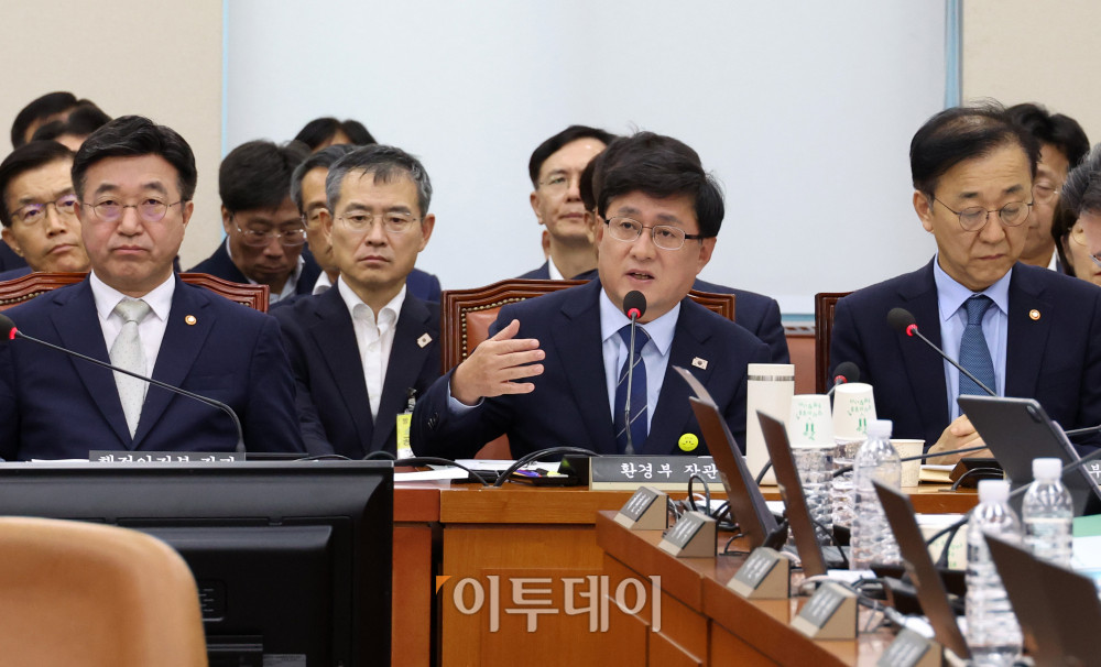 ▲김성환 환경부 장관이 10일 서울 여의도 국회 행정안전위원회에서 열린 오송참사 국정조사 기관보고에서 의원 질의에 답하고 있다. 고이란 기자 photoeran@