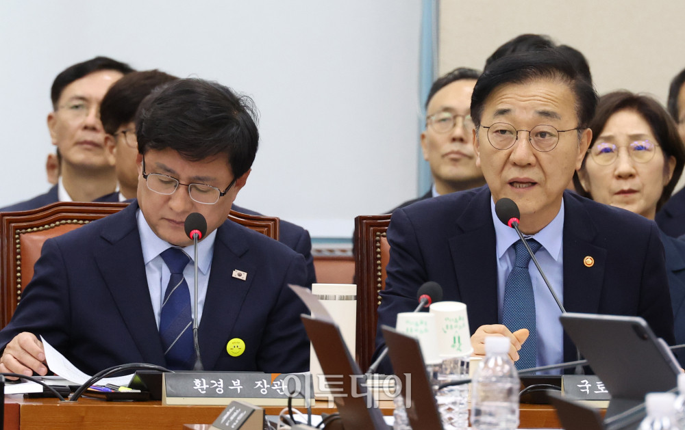 ▲김윤덕 국토교통부 장관이 10일 서울 여의도 국회 행정안전위원회에서 열린 오송참사 국정조사 기관보고에서 의원 질의에 답하고 있다. 고이란 기자 photoeran@