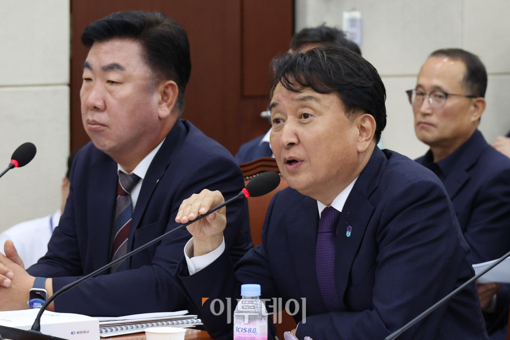 ▲김영환 충북도지사가 10일 서울 여의도 국회 행정안전위원회에서 열린 오송참사 국정조사 기관보고에서 의원 질의에 답하 있다. 고이란 기자 photoeran@