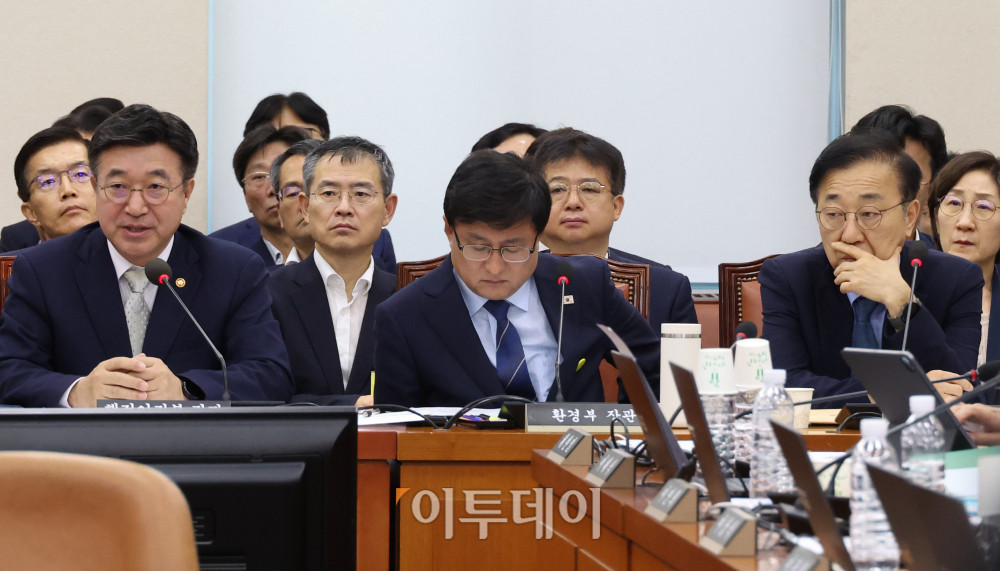 ▲윤호중 행정안전부 장관이 10일 서울 여의도 국회 행정안전위원회에서 열린 오송참사 국정조사 기관보고에서 의원 질의에 답하고 있다. 고이란 기자 photoeran@