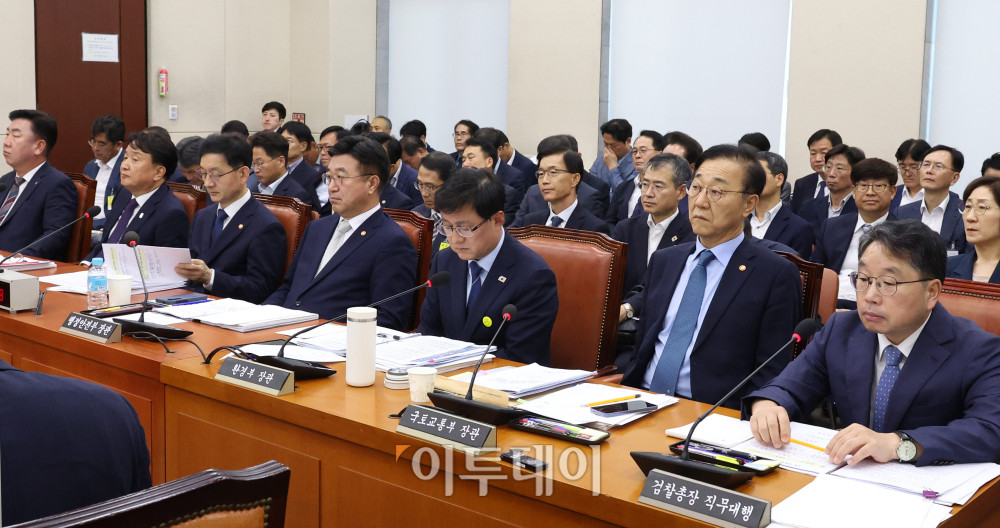 ▲10일 서울 여의도 국회 행정안전위원회에서 오송참사 국정조사 기관보고가 열리고 있다. 앞줄 왼쪽부터 이범석 청주시장, 김영환 충북도지사, 윤창렬 국무조정실장, 윤호중 행정안전부 장관, 김성환 환경부 장관, 김윤덕 국토교통부 장관, 노만석 검찰총장 직무대행. 고이란 기자 photoeran@