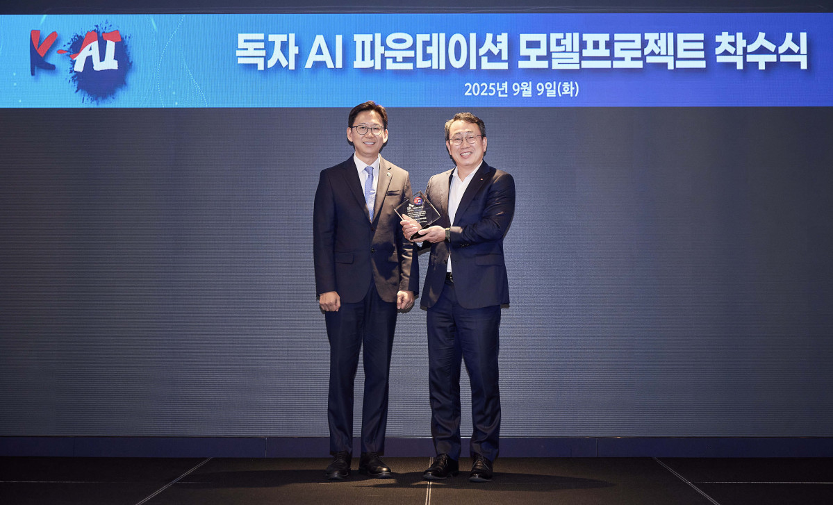 ▲지난 9일 배경훈 과학기술정보통신부장관이 유영상 SK텔레콤 대표에게 ‘K-AI’ 엠블럼이 새겨진 상패를 수여하고 있다. (사진제공=SKT)