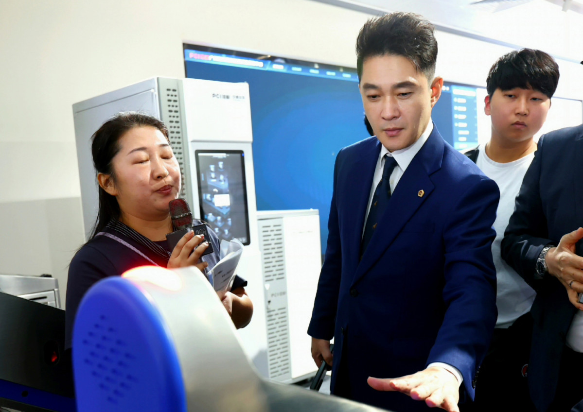 ▲경기도의회 미래과학협력위원회 전석훈(가운데) 의원.
 (경기도의회)