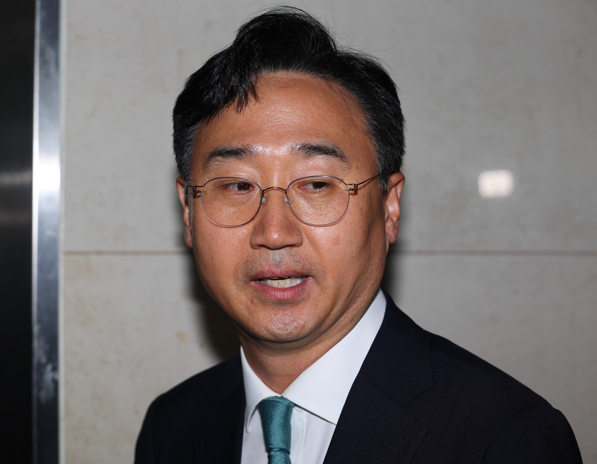 ▲신범철 전 국방부 차관이 4일 압수물 포렌식 선별을 위해 서울 서초구 순직해병특검에 출석하고 있다. (연합뉴스)