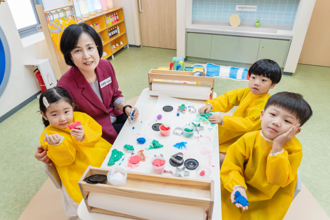 ▲서울형 키즈카페 성내2동점 개관식 당일, 이수희 구청장이 아이들과 함께 기념 촬영을 하고 있다. (사진제공=강동구)