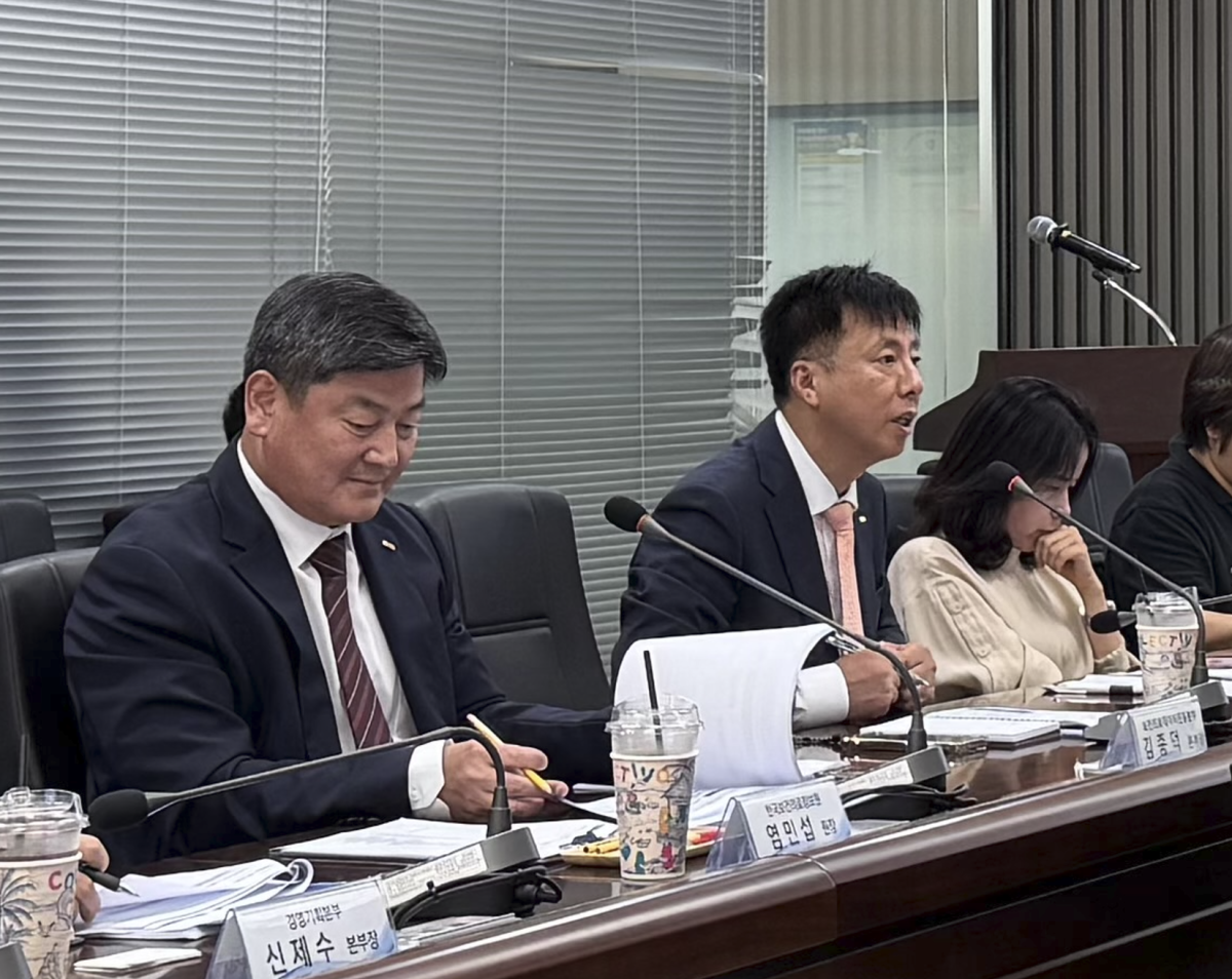 ▲10일 서울 중구 대한상공회의소에서 한국보건의료정보원(KHIS)과 한국과학기자협회가 과학미디어 아카데미를 개최한 가운데 염민섭 KHIS 원장(왼쪽)과 김종덕 보건의료데이터진흥본부장이 보건의료데이터 활용 방안을 논의 중이다. (한국보건의료정보원)