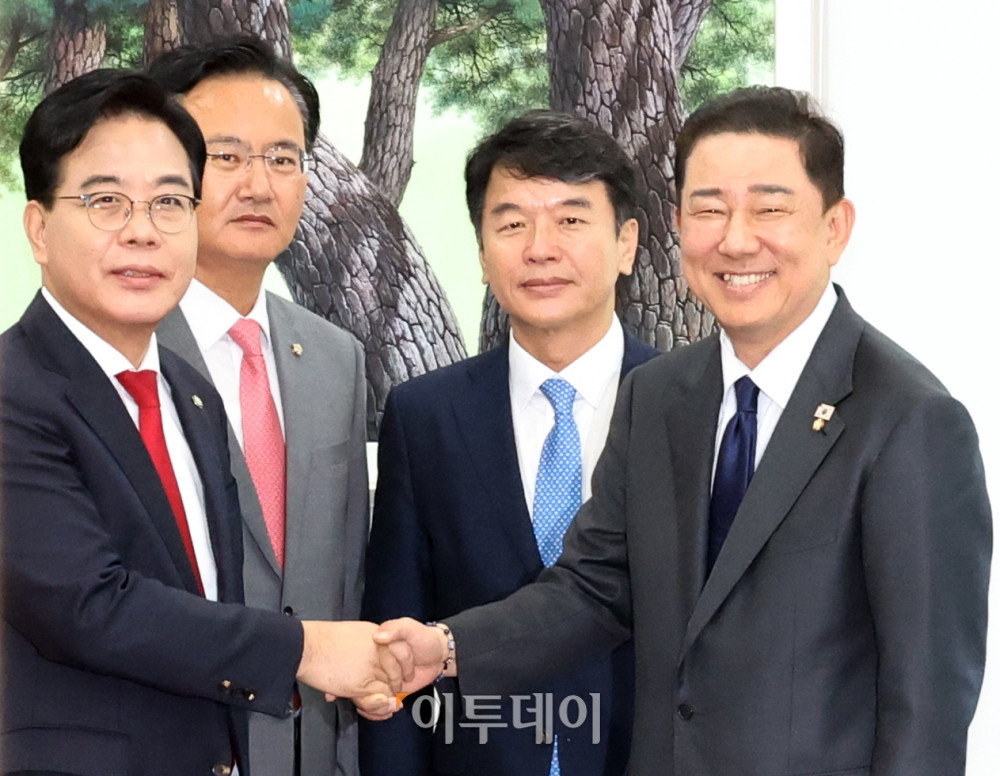 ▲김병기(오른쪽) 더불어민주당 원내대표와 송언석(왼쪽) 국민의힘 원내대표가 10일 서울 여의도 국회에서 회동을 하고 있다. 고이란 기자 photoeran@