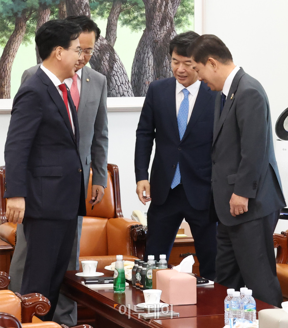 ▲김병기(오른쪽) 더불어민주당 원내대표와 송언석(왼쪽) 국민의힘 원내대표가 10일 서울 여의도 국회에서 회동을 하고 있다. 고이란 기자 photoeran@