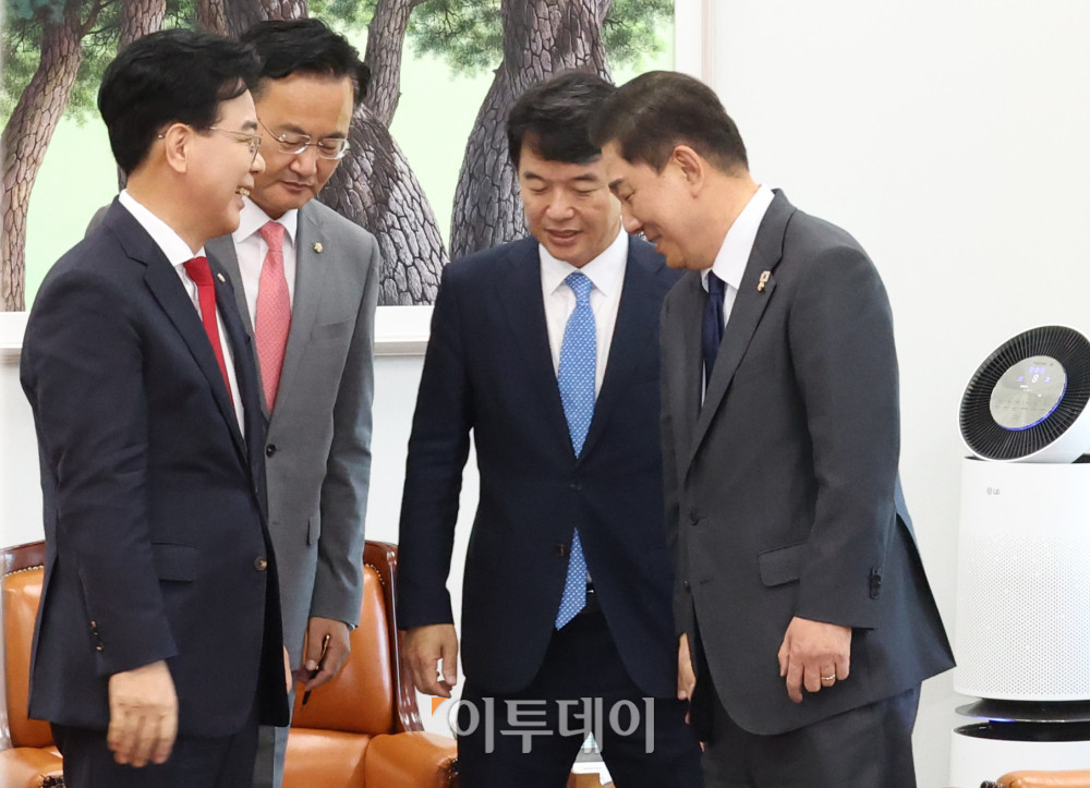 ▲김병기(오른쪽) 더불어민주당 원내대표와 송언석(왼쪽) 국민의힘 원내대표가 10일 서울 여의도 국회에서 회동을 하고 있다. 고이란 기자 photoeran@